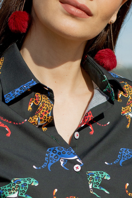 Camisa negra 2025 con leopardos